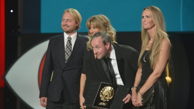 Režisér Runarsson(uprostřed) při předání Zlaté mušle pro nejlepší film