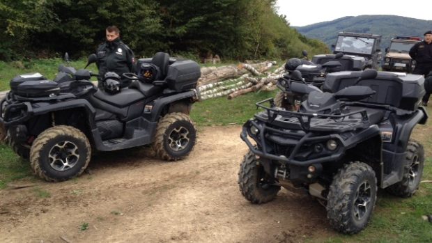 Díky čtyřkolkám se slovenští policisté dostanou i do špatně přístupného terénu