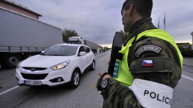 Desítky policistů a vojáků kontrolovaly hraniční přechody do Rakouska v Jihočeském a Jihomoravském kraji