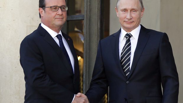 Francouzský prezident François Hollande a ruský prezident Vladimir Putin před jednáním v Paříži