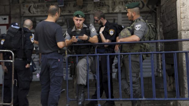 Izraelská policie hlídá vstup do Starého Města