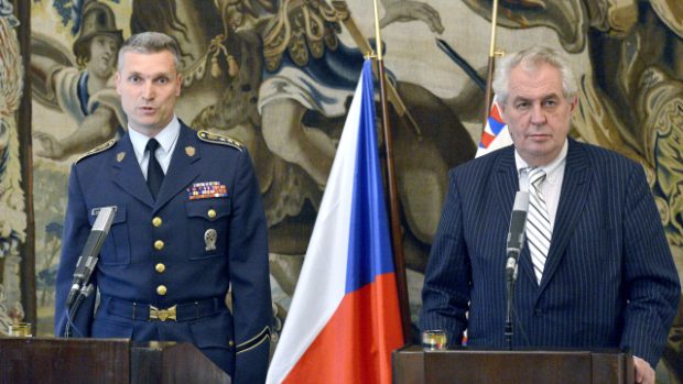 Náčelník vojenské kanceláře Hradu Rostislav Pilc odvolal velitele Hradní stráže Radima Studeného (vlevo na snímku z 3. června 2013)