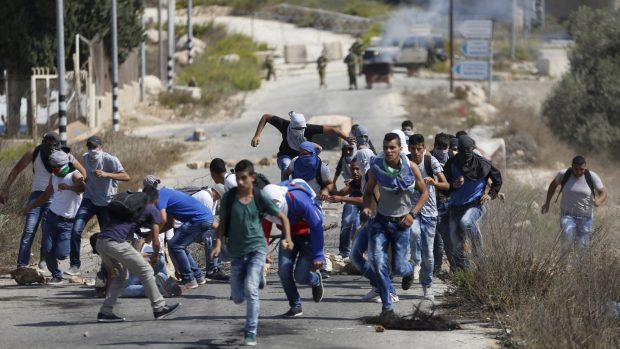 Na Západním břehu Jordánu dochází ke střetům mezi Palestinci a izraelskou armádou