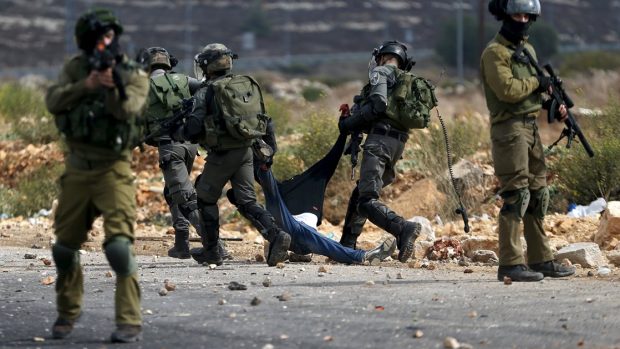 Protestující Palestinci se na Západním břehu Jordánu střetli s izraelskými vojáky