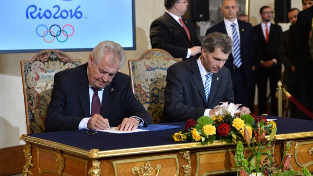 Prezident České republiky Miloš Zeman a předseda ČOV Jiří Kejval při podpisu přihlášky na OH v Riu