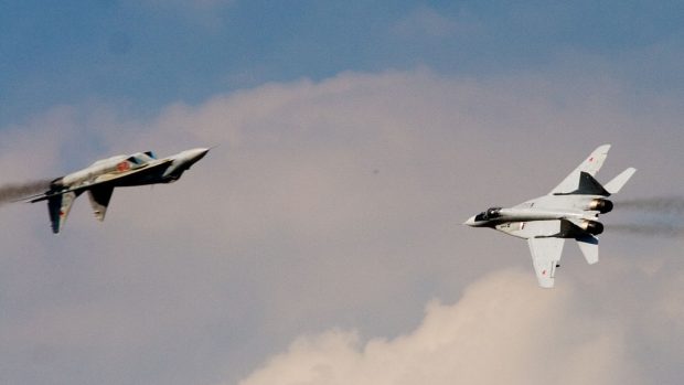 Ruský válečný letoun vstoupil do tureckého vzdušného prostoru v sobotu u města Yayladagi a dvě turecké stíhačky F-16 ho přinutily k návratu do syrského prostoru.