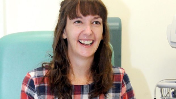 Britská zdravotní sestra Pauline Cafferkeyová, která se vyléčila z eboly, je znovu hospitalizována