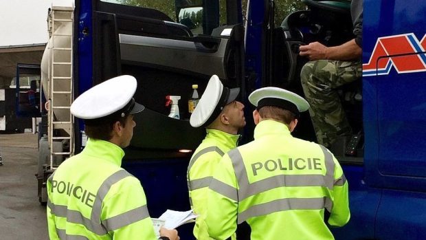Policisté kontrolují hlavně nákladní automobily přijíždějící do Česka (ilustrační foto)