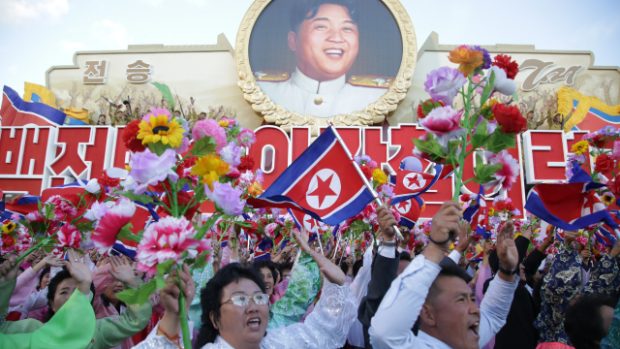 KLDR slaví 70. výročí založení vládnoucí strany, nad nimi portrét vůdce Kim Čong-una