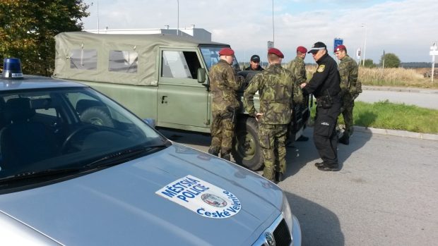 Strážníci městské policie v Českých Velenicích ukazují vojákům státní hranici