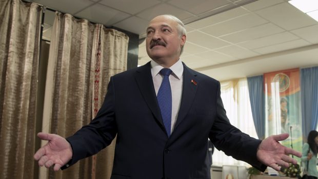 Běloruský prezident Alexandr Lukašensko ve volební místnosti