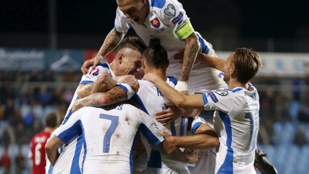 Fotbalisté Slovenska se radují z gólu na hřišti Lucemburska, vítězství jim zajistilo postup na ME