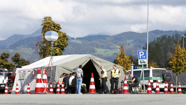 Kontroly na hranicích s Rakouskem příliv migrantů do Německa nijak výrazně neomezily