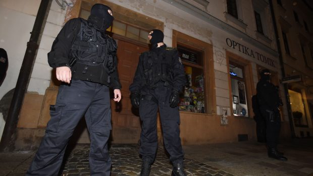 Ve chvíli, kdy Ivana Langera přivezli do Olomouce, střežilo jeho dům šest policistů v kuklách