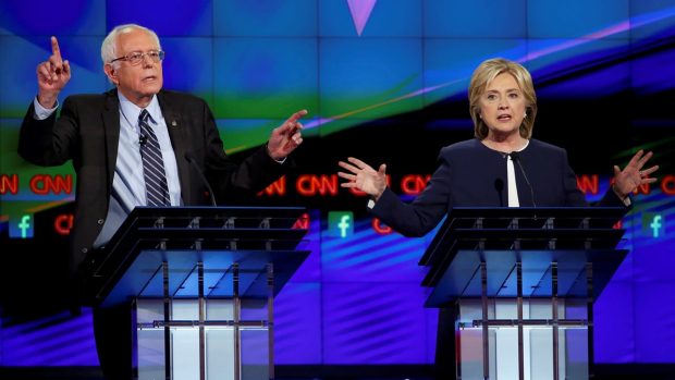 Senátor Bernie Sanders a exministryně zahraničí Hilary Clintonová v televizní debatě demokratických kandidátů na prezidenta USA, která se konala v Las Vegas