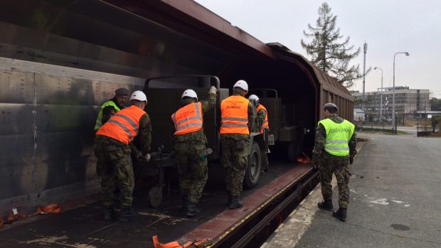 Nakládka vojenského transportu v Olomouci. Vojáky do Maďarska přepraví speciální vlak
