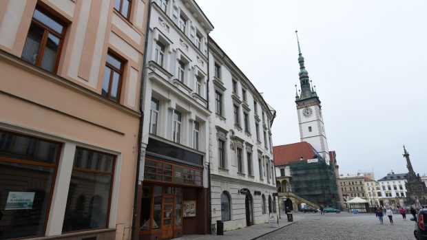 Druhý zleva je dům, kde sídlí firmy podnikatele Ivana Kyselého v centru Olomouce