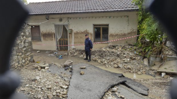 Italský policista hlídkuje u stavení postiženého záplavou v Beneventu