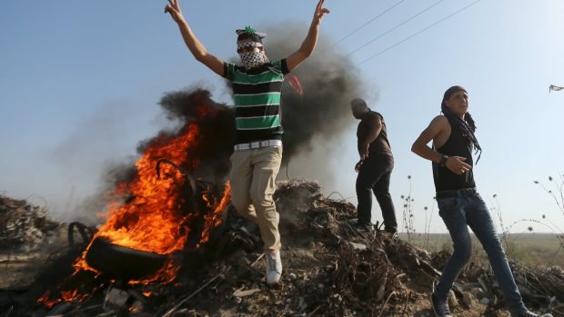Skupiny mladých palestinských demonstrantů se střetávají s izraelskými vojáky