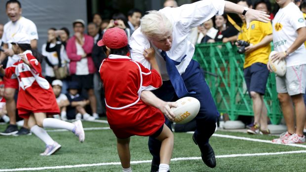Boris Johnson při srážce s desetiletým Tokim