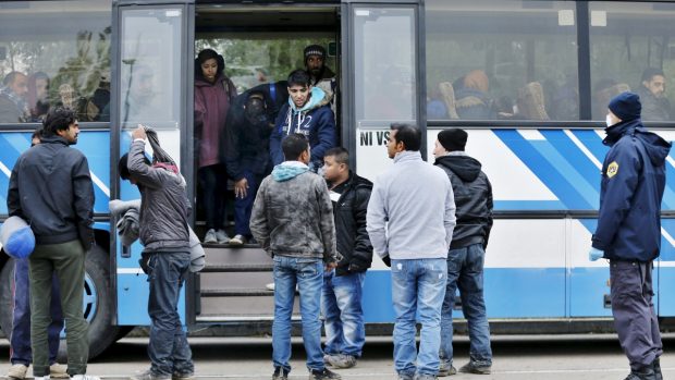 Autobus s migranty na chorvatsko-slovinském přechodu Lendava