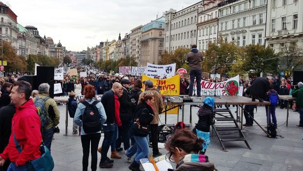 Na Václavském náměstí se sešly stovky odpůrců a zastánců migrantů