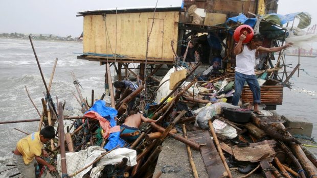 Dům v Manile poničený silným větrem, který doprovází tajfun Koppu