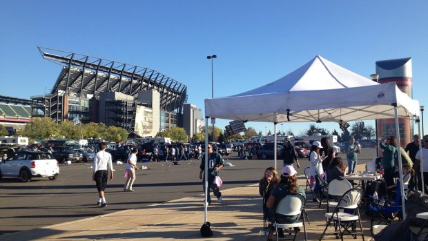 Parkoviště u stadionu Philadelphie Eagles neslouží jen jak plocha pro auta. Fanoušci si na něm staví i své stánky s grilem