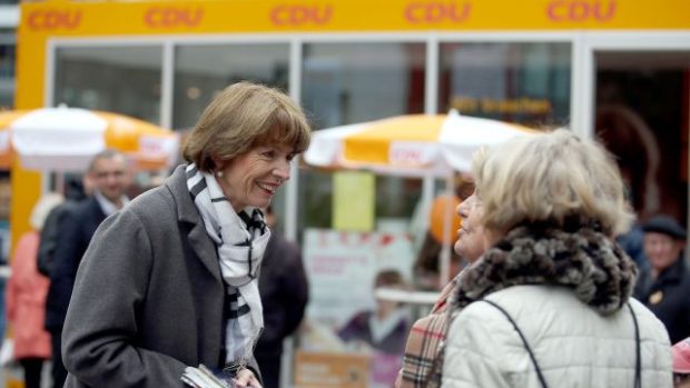 Kandidátka na starostku Kolína nad Rýnem Henriette Rekerová během předvolební kampaně (16. 10. 2015)