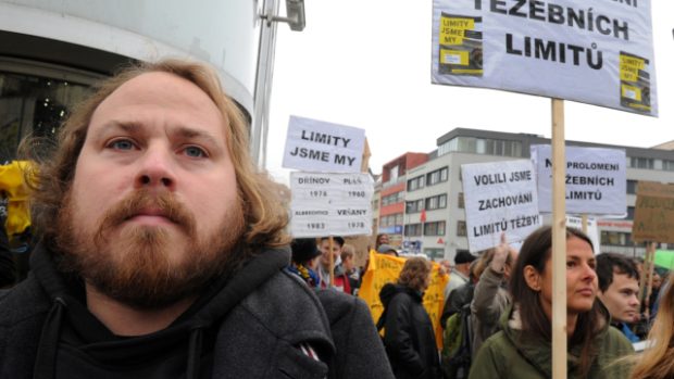 Lidé demonstrující za zachování limitů těžby hnědého uhlí na severu Čech