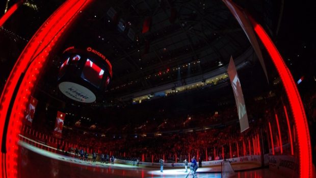 Zápasy NHL jsou velkou show. Odstartují hymnou a nechybí ani světelné efekty