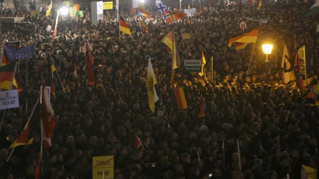 Demonstrace stoupenců i odpůrců protiislámského hnutí Pegida v Drážďanech