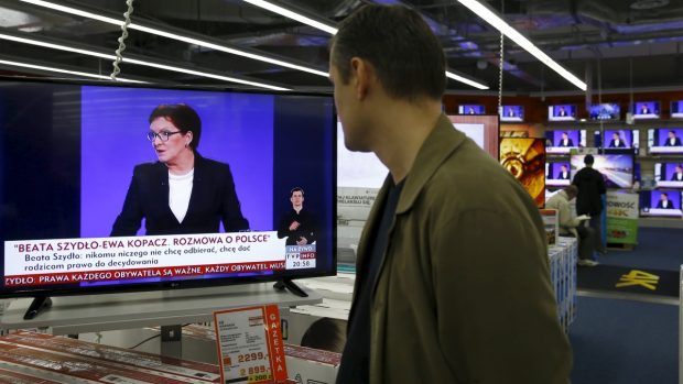 V televizi probíhá debata Ewy Kopaczové (na snímku) s Beatou Szydlovou
