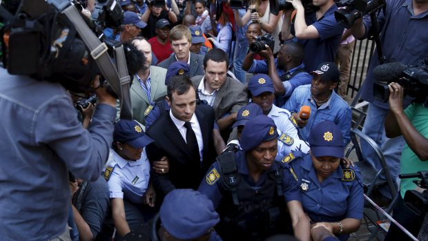 Oscar Pistorius byl propuštěn do domácího vězení