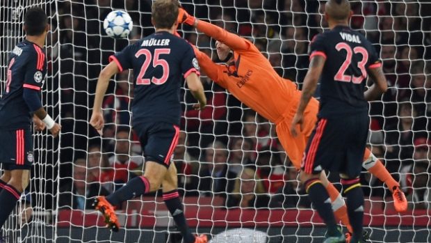 Petr Čech zneškodňuje jednu ze šancí Bayernu Mnichov