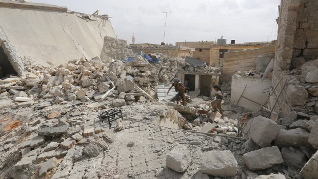 Obyvatelé syrského města Darat Izza si prohlíží okolí po náletu ruské armády