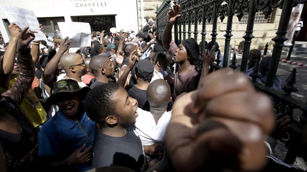 Protesty proti zvyšování školného před budovou parlamentu v Jihoafrické republice