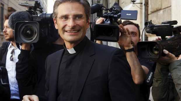 Polský katolický kněz Krzysztof Charamsa přiznal, že je gay. Církev ho suspendovala