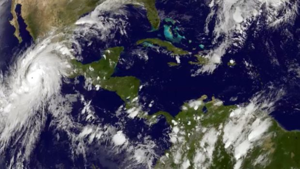 Hurikán Patricia na satelitním snímku z 22. října (vlevo)