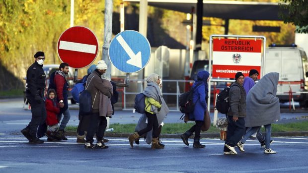 Skupina migrantů přichází ze Slovinska na rakouskou hranici ve Spielfeldu