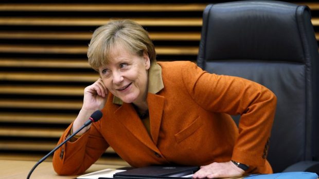 Vybraní lídři evropských zemí jednají v Bruselu o uprchlické krizi. Kancléřka Angela Merkelová zdůraznila, že s běženci je potřeba zacházet důstojně