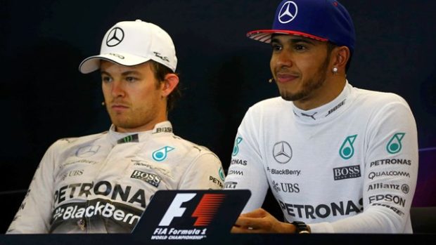 Lewis Hamilton se radoval z obhajoby titulu mistra světa, Nico Rosberg jeho nadšení zjevně nesdílel