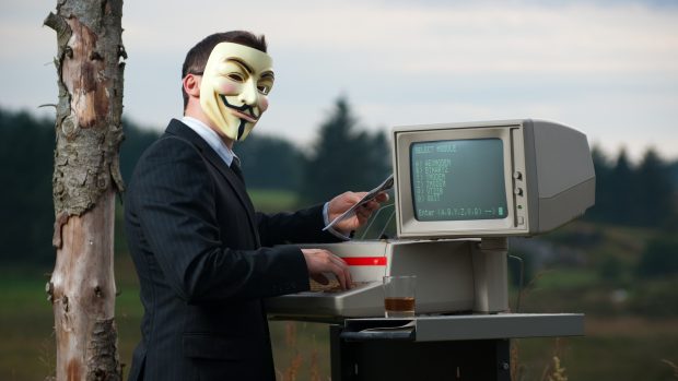 Internetová bezpečnost, anonymita, hacker (foto Stian Eikeland)