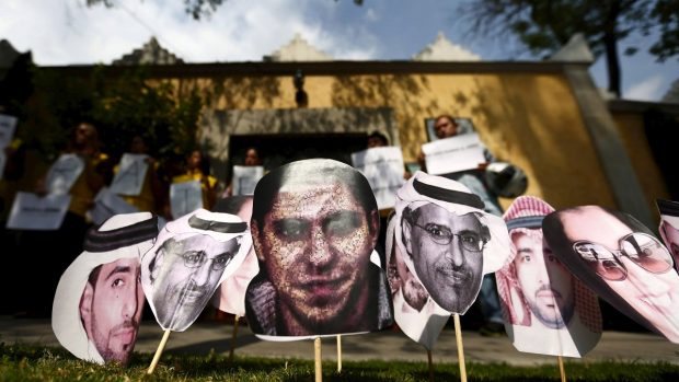 Podobizny Raífa Badávího na archivním snímku z 20. 2. 2015 z demonstrace za jeho propuštění v Mexiko City před ambasádou Saudské Arábie
