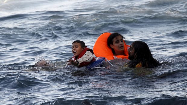 Do Řecka se snažili dostat uprchlíci na vratkých lodích, které se během plavby potopili