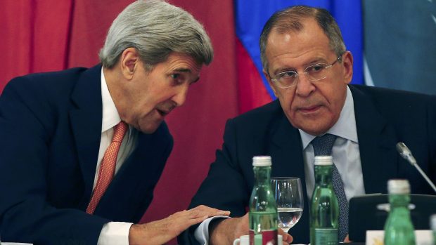 Americký ministr zahraničí John Kerry s ruským protějškem Sergejem Lavrovem před vídeňským jednáním
