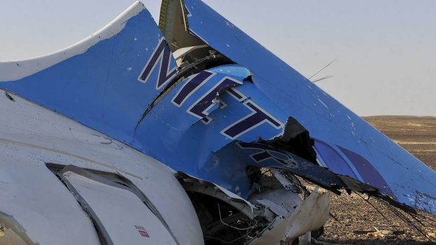 Trosky ruského dopravního letadla, které havarovalo na Sinajském poloostrově