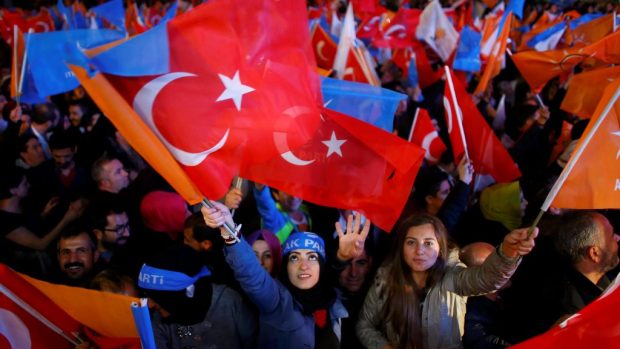 Turci slaví výsledky voleb před sídlem AKP v Ankaře