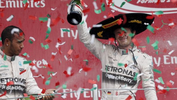 Německý pilot Nico Rosberg slaví vítězství ve Velké ceně Mexika