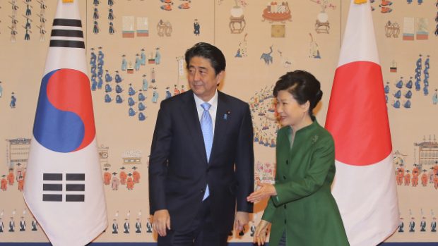 Jihokorejská prezidentka Pak Kun-hje  a japonský premiér Šinzó Abe jednali v Soulu